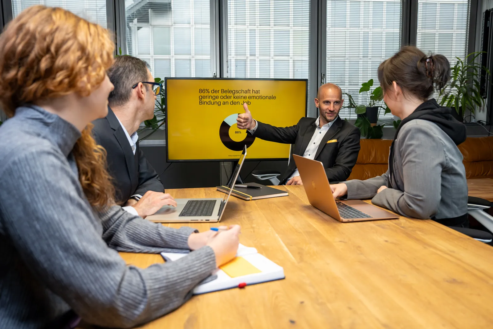 Wilhelm Tupy im Team-Workshop mit drei Führungskräften am Tisch